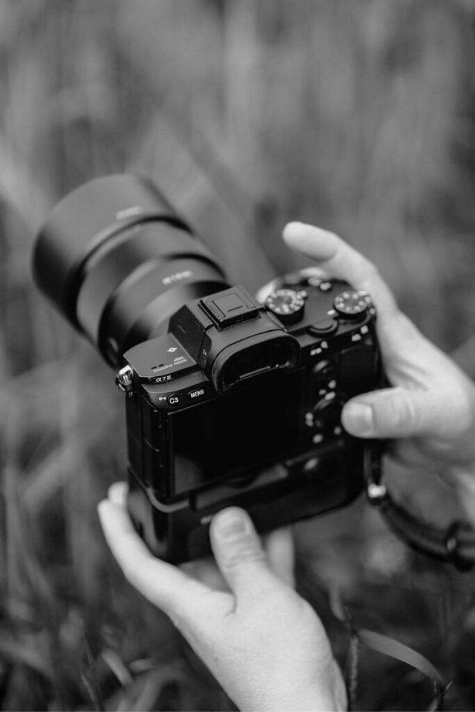 Hände von Dana Matthes Fotografie mit Kamera schwarz weiß