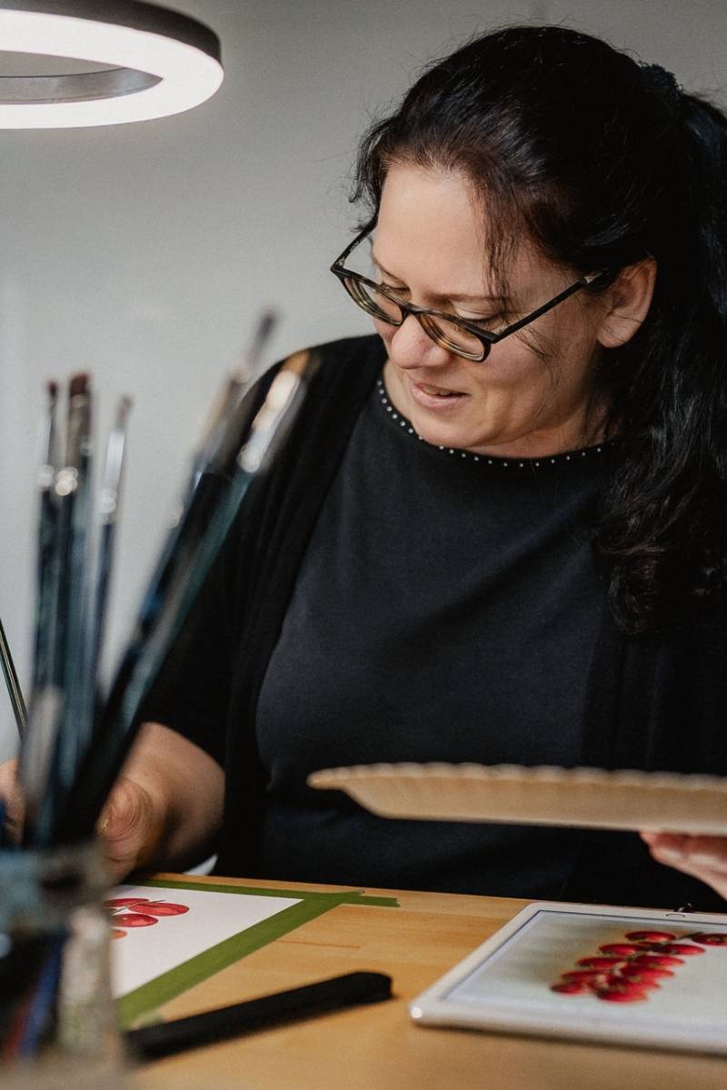 Künstlerin arbeitet konzentriert im Atelier