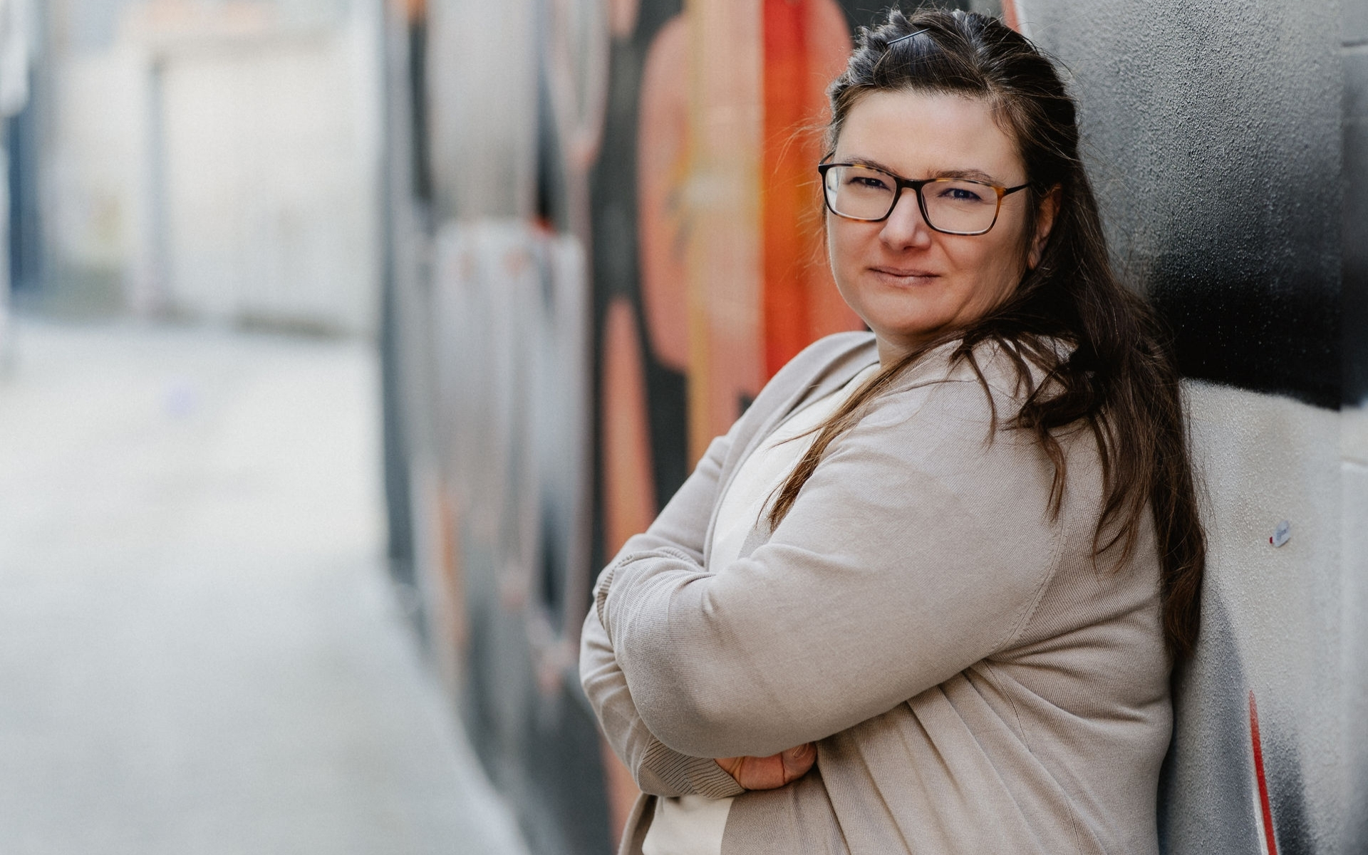 Dana Matthes Portraitfotografin lehnt an einer mit Graffiti-Wand