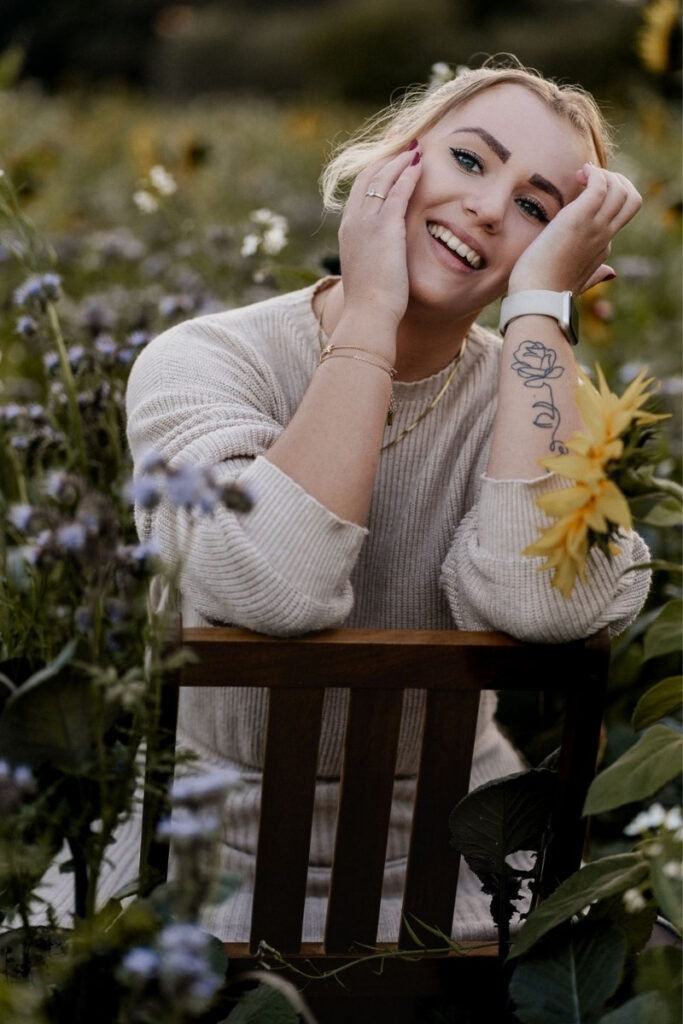 Portrait im Blumenfeld