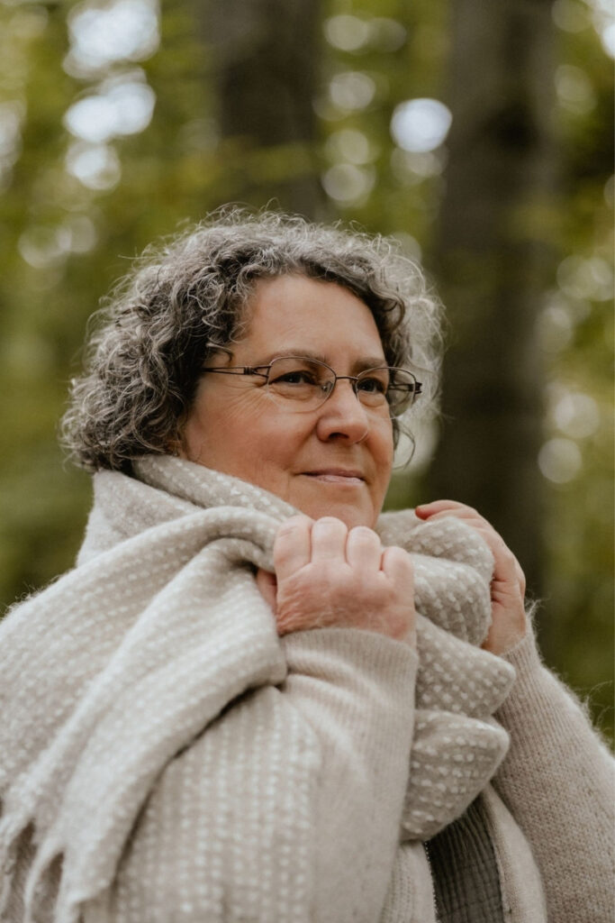 Frau hält einen Schal im natürlichen Portrait